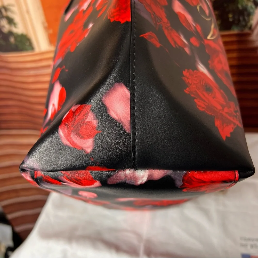 VICTORIAS SECRET ROSE TOILE FLORAL LIMITED EDITION TOTE 🌹🌹❤️❤️ - Picture 7 of 12
